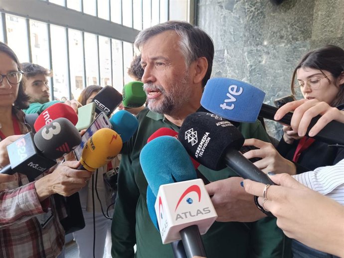 Caball en declaraciones a los periodistas después de la reunión con el conseller de Acción Climática, David Mascort