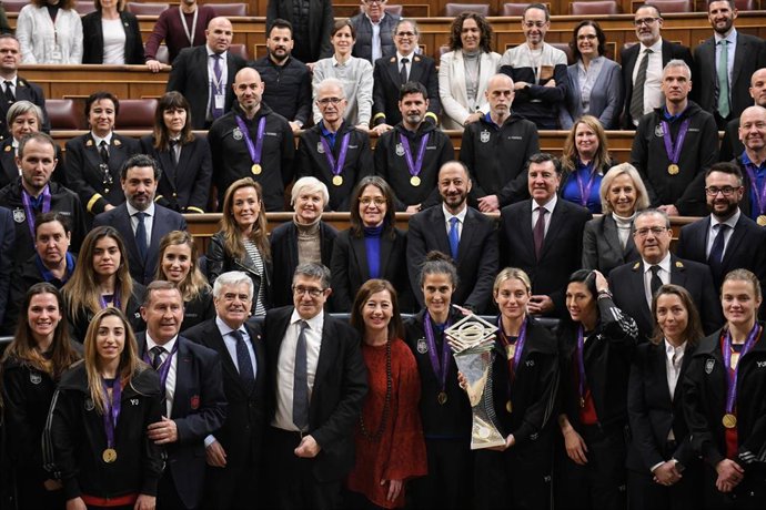 La Selección Femenina Española de Fútbol posa con diputados en el Congreso de los Diputados, a 29 de febrero de 2024, en Madrid (España). 