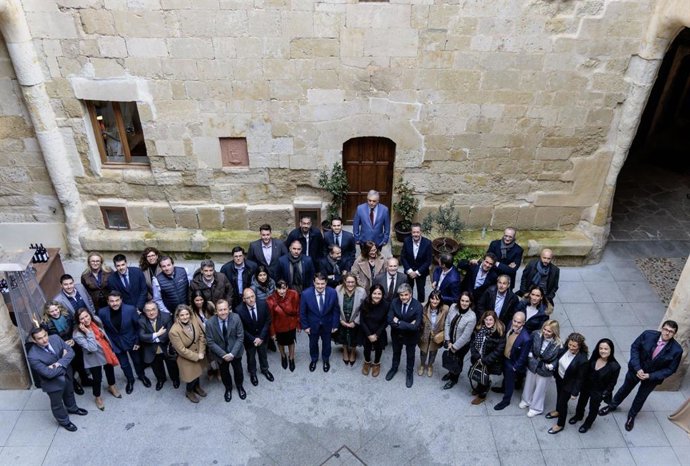 Asistentes a la asamblea de la Asociación de Hoteles de Castilla y León en Salamanca junto al presidente de la Junta, Alfonso Fernández Mañueco (c)