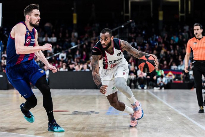 Archivo - Codi Miller-McIntyre ante Tomas Satoransky en un Barça-Baskonia