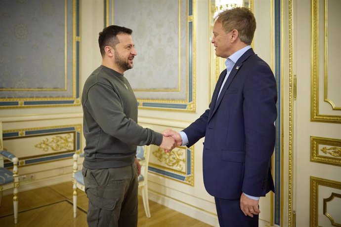 Archivo - El presidente de Ucrania, Volodimir Zelenski, estechando la mano al ministro de Defensa de Reino Unido, Grant Shapps