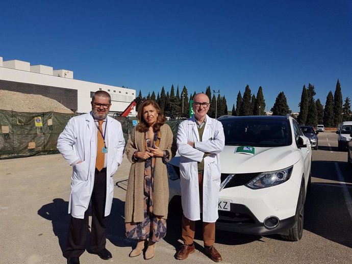 La delegada de Salud y Consumo, María Jesús Botella, en una visita al Hospital de Montilla.