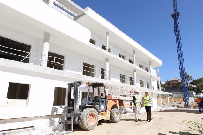 La alcaldesa de Marbella visita las obras de la primera residencia pública para mayores de Marbella