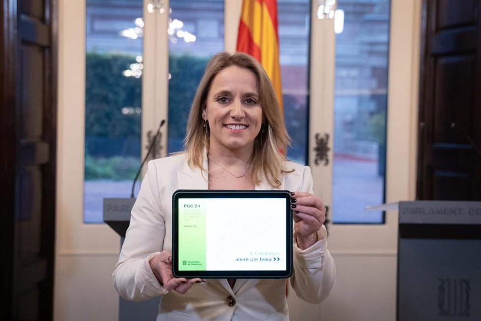 La consellera de Economía y Hacienda de la Generalitat, Natlia Mas, posa con el Proyecto de ley de Presupuestos de la Generalitat 2024, en el Parlament, a 28 de febrero de 2024, en Barcelona, Catalunya (España).  