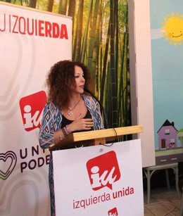 La portavoz de IU en el Ayuntamiento de Azuqueca de Henares y concejal del equipo de Gobierno, María José López.