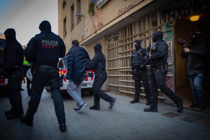 Archivo - Los Mossos se llevan detenido a un hombre durante la operación contra el yihadismo en el centro de Barcelona 