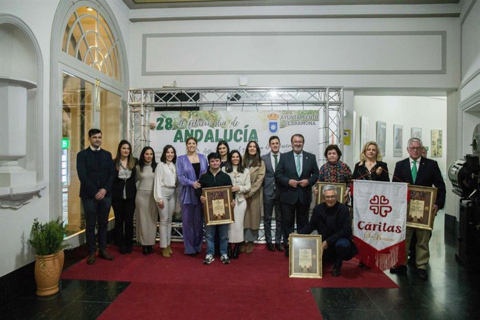 Foto de familia con las personas y entidades distinguidas por el Consistorio de Carmona.