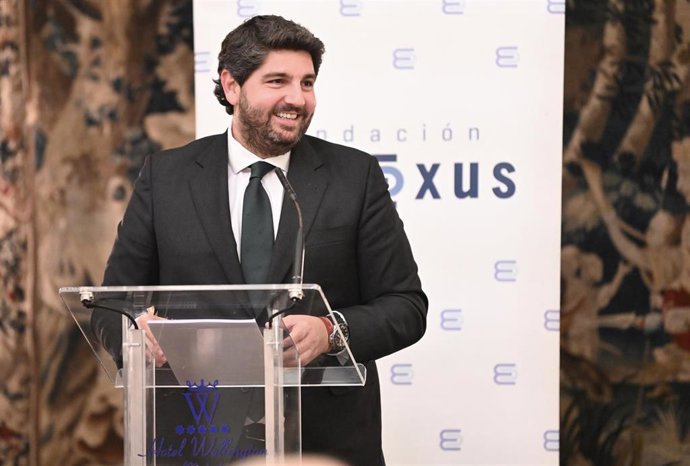 El presidente de la Comunidad durante su intervención y saludando al presidente de la Fundación Conexus, Manuel Broseta.