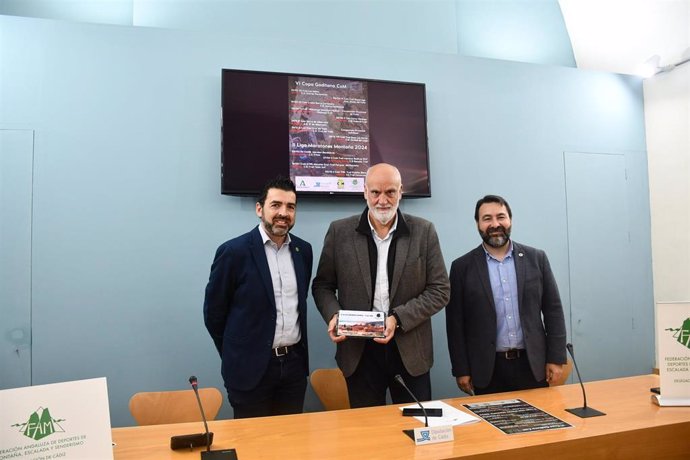 El vicepresidente segundo de la Diputación de Cádiz, Javier Vidal, e Iván Canto y Francisco Grimaldi, en representación de la Federación Andaluza de Deportes de Montaña, Escalada y Senderismo.