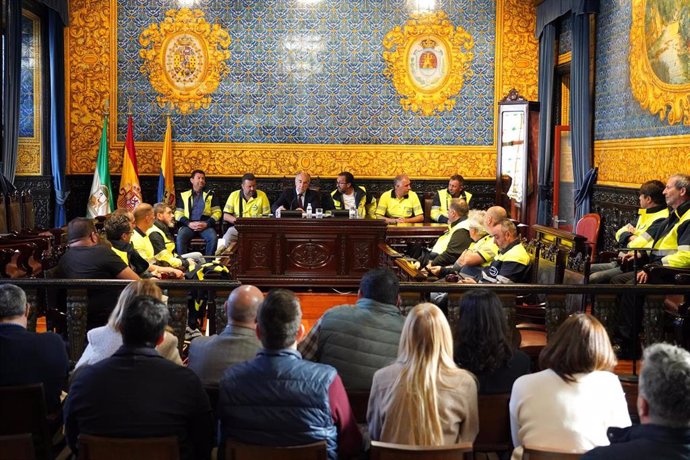 El alcalde de Algeciras con trabajadores de Acerinox en el Ayuntamiento.