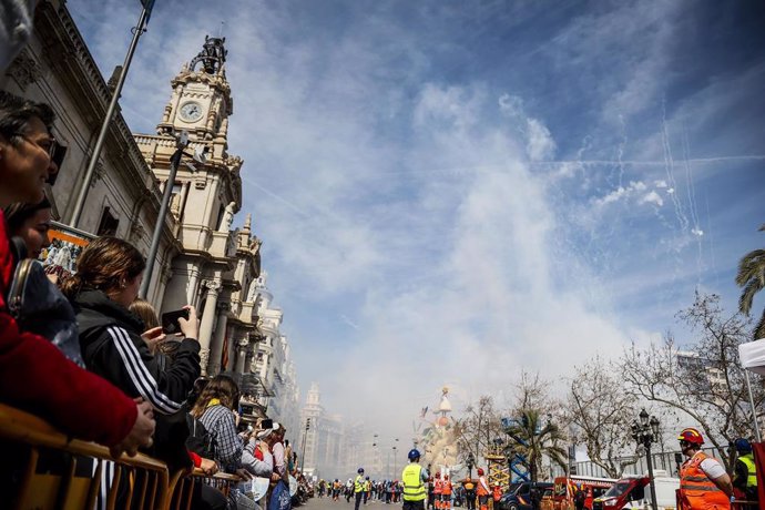 Archivo - Decenas de personas durante una 'mascletà' en la plaza del Ayuntamiento de València