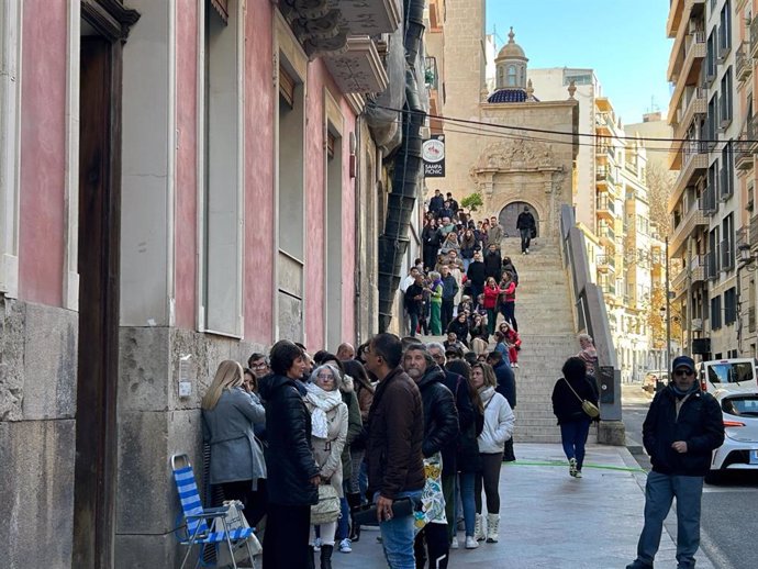 Centenars d'aspirants participen en el càsting de figurantes per a la nova pel·lícula d'Alejandro Amenábar a Alacant