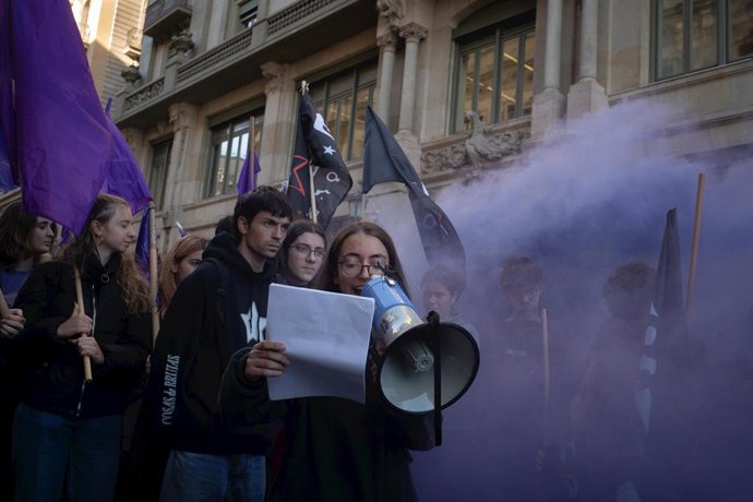Archivo - Varias personas protestan durante una concentración por huelga estudiantil 