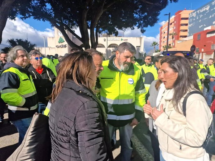 La secretaria general del PSOE de Algeciras y parlamentaria andaluza, Rocío Arrabal, en la manifestación de trabajadores en huelga de Acerinox