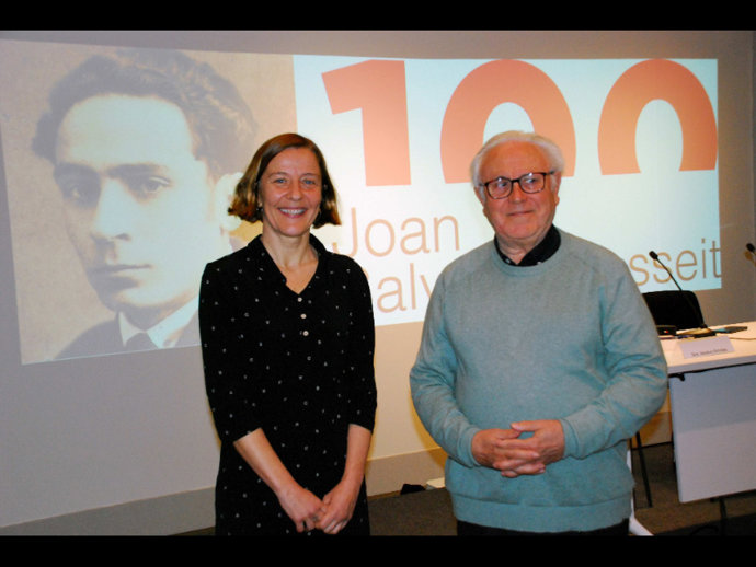 La directora de la ILC Izaskun Arretxe y el comisario del Any Salvat-Papasseit Ferran Aisa