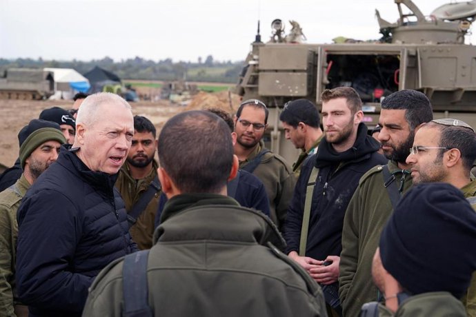 Archivo - El ministro de Defensa de Israel, Yoav Gallant, junto a militares israelíes en la frontera con la Frnaja de Gaza