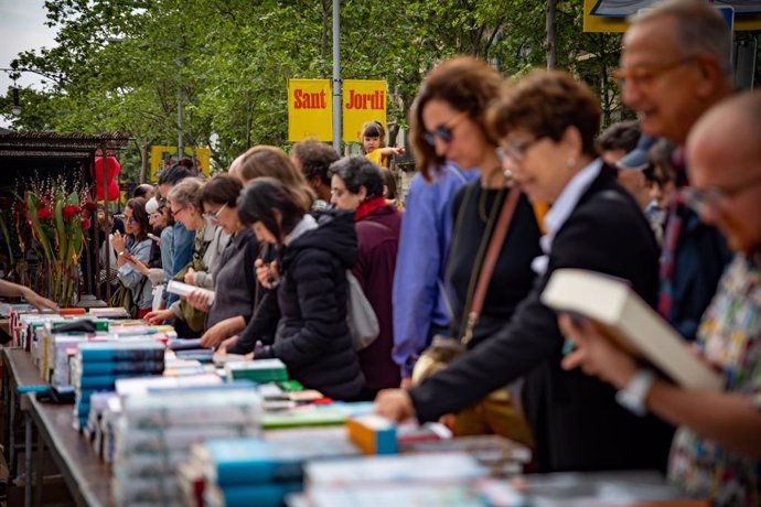 Archivo - Nombroses persones per Sant Jordi