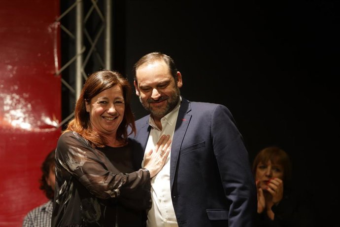 Archivo - El secretario de Organización del PSOE, José Luis Ábalos y la secretaria general de los socialistas en Baleares, Francina Armengol en el acto de presentación de las candidaturas al Congreso y al Senado de los Socialistas de Baleares.