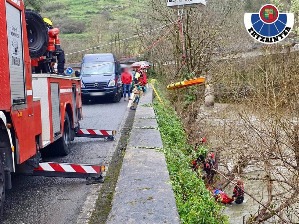 La ertzaintza recupera el cuerpo de un hombre en el río Deba