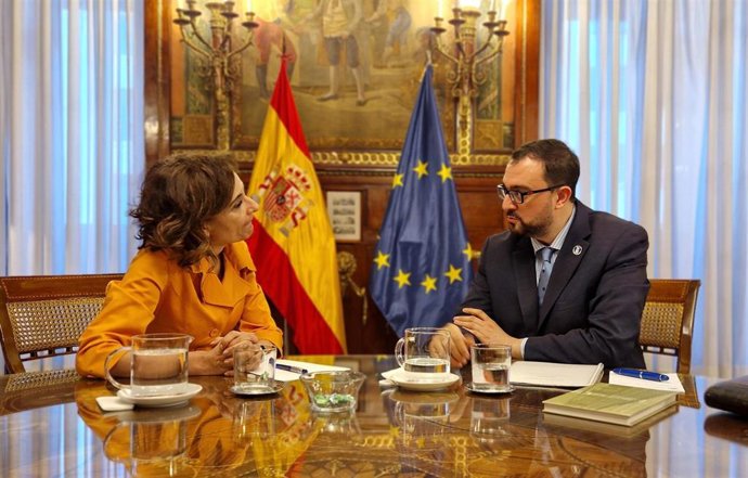 La vicepresidenta primera del Gobierno de España y ministra de Hacienda, Maria Jesús Montero, y el presidente del Principado de Asturias, Adrián Barbón.