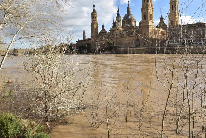 Crecida del río Ebro a su paso por Zaragoza, a 29 de febrero de 2024, en Zaragoza, Aragón (España). 
