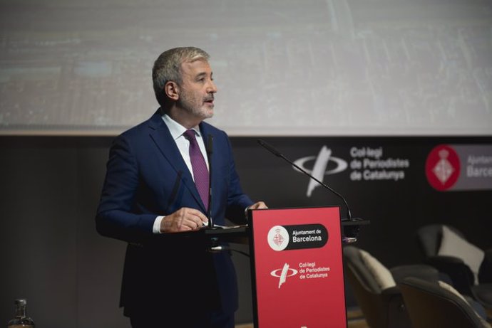 El alcalde de Barcelona, Jaume Collboni, interviene en el encuentro anual con la prensa 'L'alcalde respon', organizado por el Collegi de Periodistes, y que se ha celebrado en el Disseny Hub.