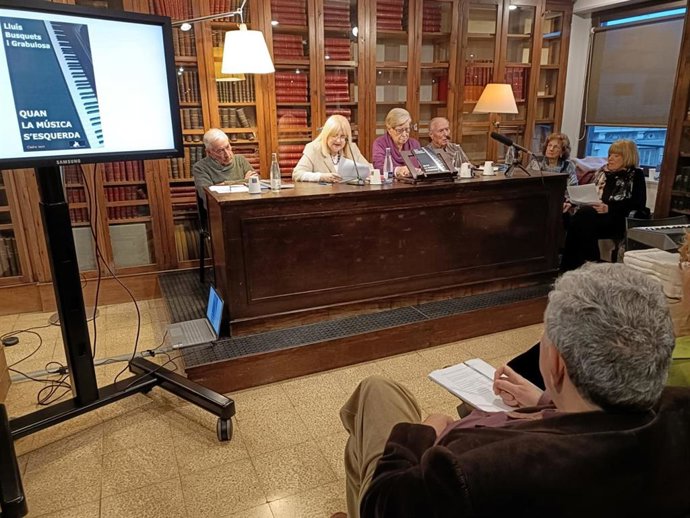 Busquets sentado en primer plano, ante Juanjo Monferrer, Esther Mary Aure, Viqui Molins y Jaume Comellas