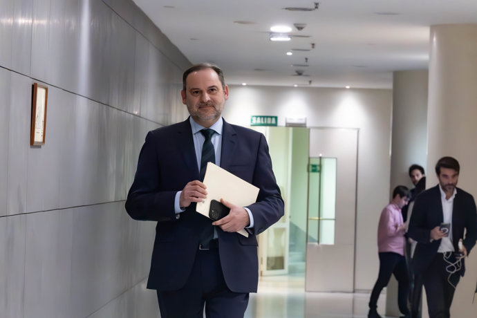 El exministro de Transportes y diputado del PSOE, José Luis Ábalos, a su llegada a una rueda de prensa, en el Congreso de los Diputados, a 27 de febrero de 2024, en Madrid (España).