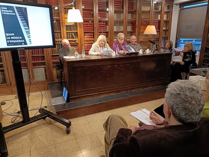 Busquets assegut en primer plànol, davant de Juanjo Monferrer, Esther Mary Aure, Viqui Molins i Jaume Comellas