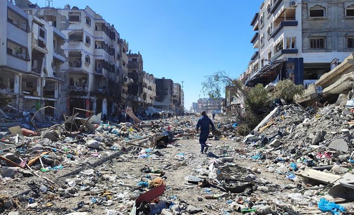 February 29, 2024, Gaza City, Gaza Strip, Palestinian Territory: People inspect damage and recover items from their homes following Israeli air strikes in the Al-Zaytoun neighborhood in Gaza City on February 28 , 2024
