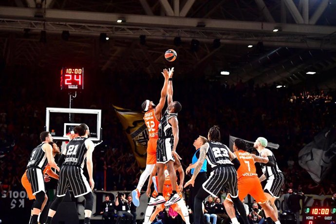 Partido entre Virtus Bolonia y Valencia Basket en la Fase Regular de la Euroliga 2023/24, en el Virtus Segafredo Arena de Bolonia (Italia)