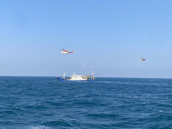 Archivo - Labores de rescate de un barco pesquero de Corea del Sur