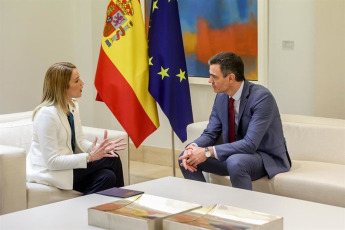 Archivo - La presidenta del Parlamento Europeo, Roberta Metsola, se reúne con el presidente del Gobierno, Pedro Sánchez, en el Palacio de La Moncloa, a 26 de enero de 2023, en Madrid (España). Tras este encuentro, Roberta Metsola se desplaza a la Real A