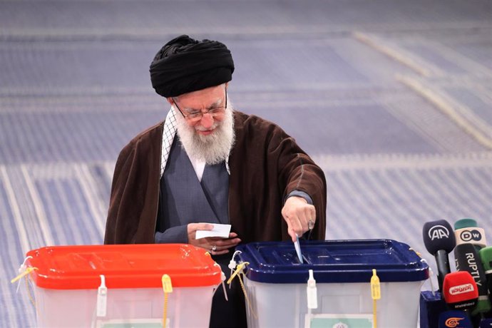 El líder supremo de Irán, el ayatolá Alí Jamenei, votando en las elecciones del país