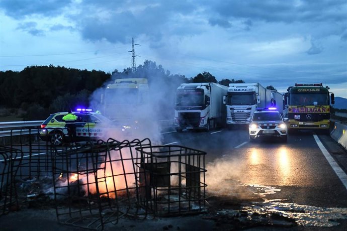 Vehículos de los Mossos d'Esquadra después que los agricultores hayan cortado la AP-7 a la altura de Pontós, a 27 de febrero de 2024, en Pontós, Girona, Catalunya