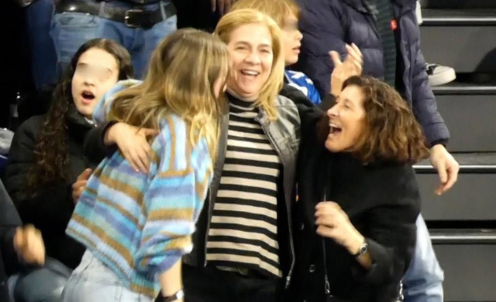La Infanta Cristina y Johanna Zott animan a Pablo Urdangarín desde las gradas en su partido de balonmano este jueves en Barcelona