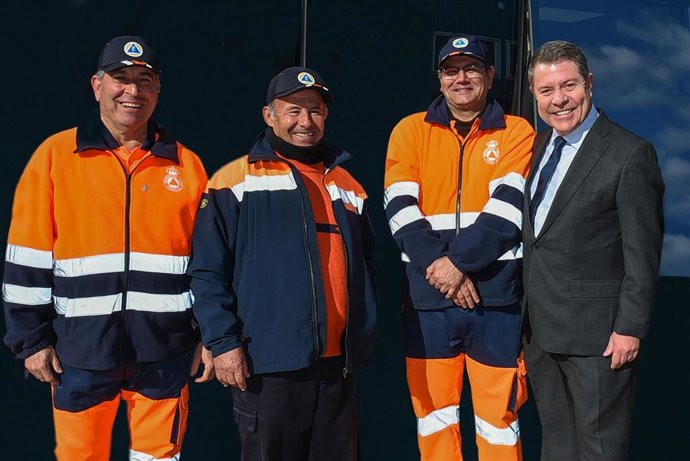 Archivo - El presidente de Castilla-La Mancha, Emiliano García-Page, junto a agentes de Protección Civil.