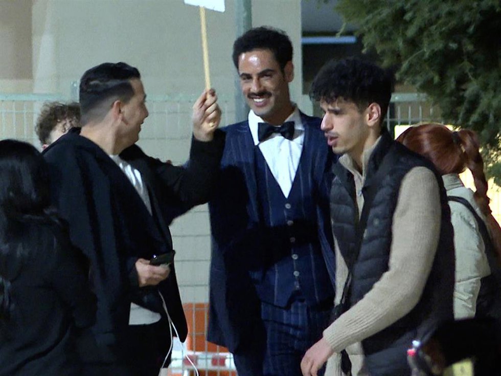 Asraf Beno saliendo junto a sus familiares de Mediaset tras la final de 'GH DÚO'