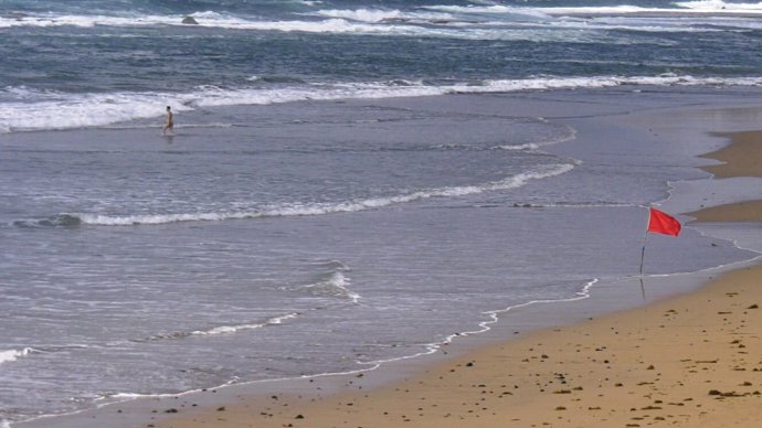 Playa de Canarias con bandera roja