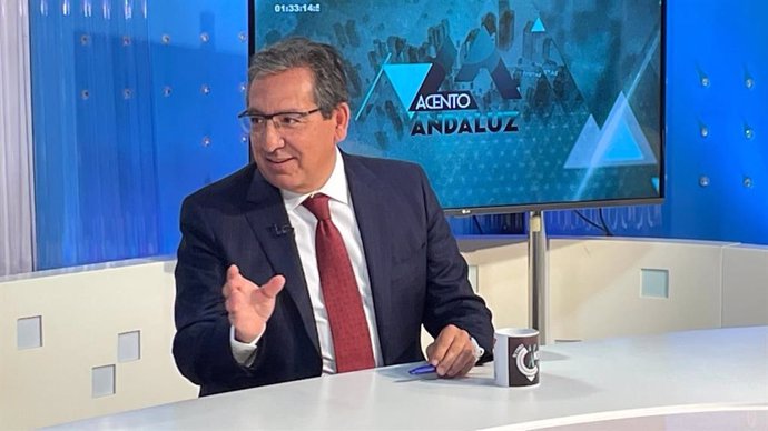 El presidente de la Fundación Cajasol, Antonio Pulido, en la entrevista en 7TV Andalucía, en el programa Acento Andaluz, de Fernando Pérez Monguió.