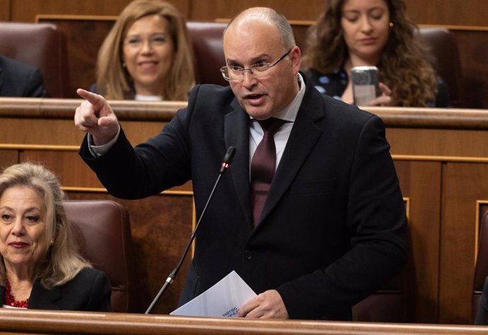 El portavoz del PP en el Congreso, Miguel Tellado, interviene durante una sesión de control al Gobierno, en el Congreso de los Diputados, a 28 de febrero de 2024, en Madrid (España).