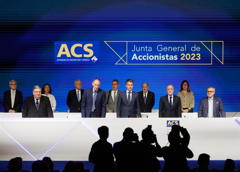 Archivo - El presidente y el consejero delegado del grupo ACS, Florentino Pérez (2d), y Juan Santamaría (3d), durante la Junta General de Accionistas del Grupo ACS