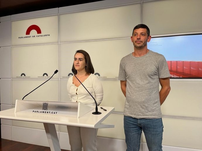 Archivo - Los diputados de la CUP en el Parlament Mar Ampurdans y Xavier Pellicer