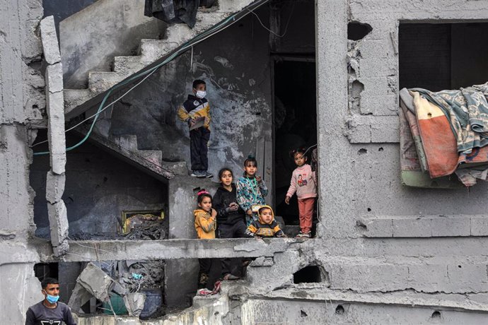Niños en un edificio afectado por los bombardeos en Rafá