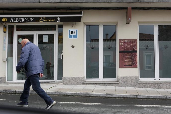 Archivo - Un hombre camina frente a un albergue de Sobrado dos Monxes que prevé alojar una decena de migrantes llegados a Canarias, a 2 de noviembre de 2023, en Sobrado dos Monxes, A Coruña, Galicia (España). El Ministerio de Inclusión, Seguridad Social