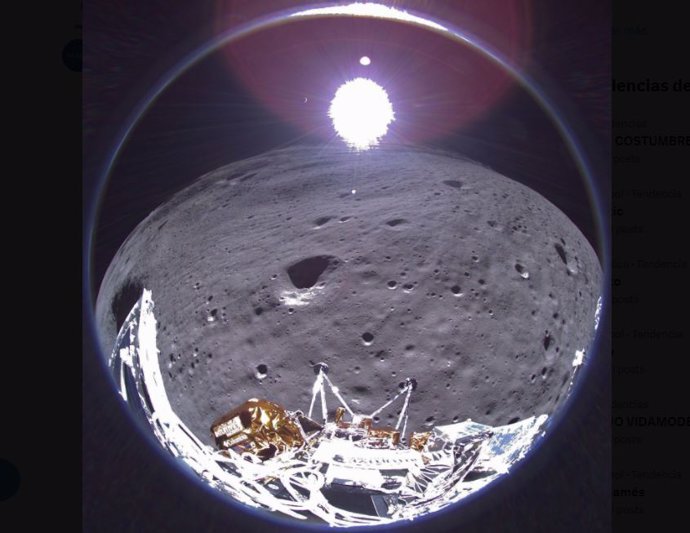 La Tierra aparece al fondo de la imagen enviada por Odiseo desde la superficie lunar