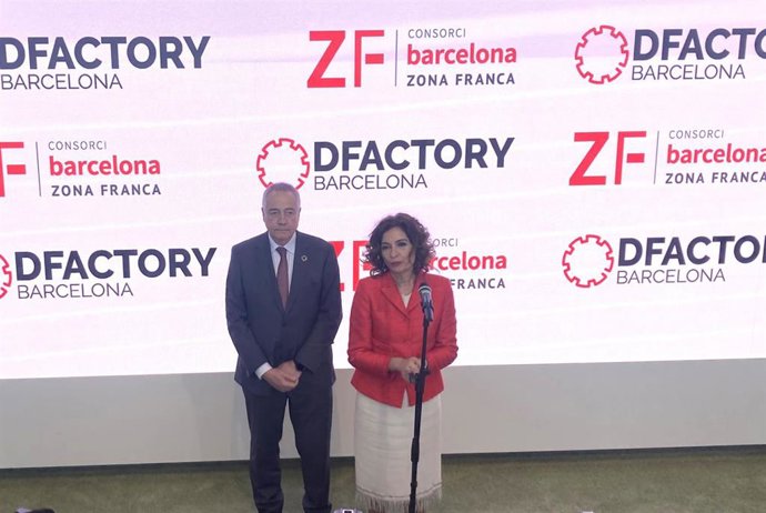 La vicepresidenta primera del Gobierno y ministra de Hacienda, María Jesús Montero, y el delegado especial del Estado en el CZFB, Pere Navarro.