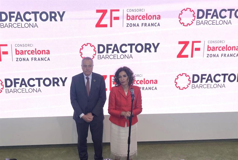La vicepresidenta primera del Gobierno y ministra de Hacienda, María Jesús Montero, y el delegado especial del Estado en el CZFB, Pere Navarro.