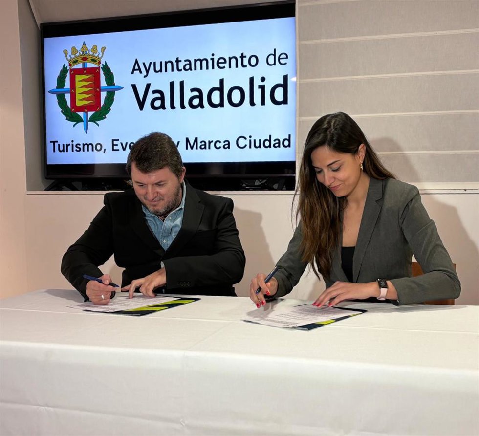 La concejala de Turismo, Eventos y Marca Ciudad y vicepresidenta de la Sociedad Mixta para la Promoción del Turismo de Valladolid, Blanca Jiménez, y el presidente de la organización, Francisco J. Sardón.