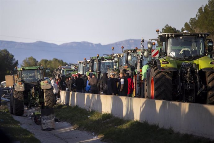 Los agricultores continúan los cortes de carretera en la autopista AP-7 a la altura de Pontós, a 29 de febrero  de 2024, en Pontós, Girona, Catalunya (España).